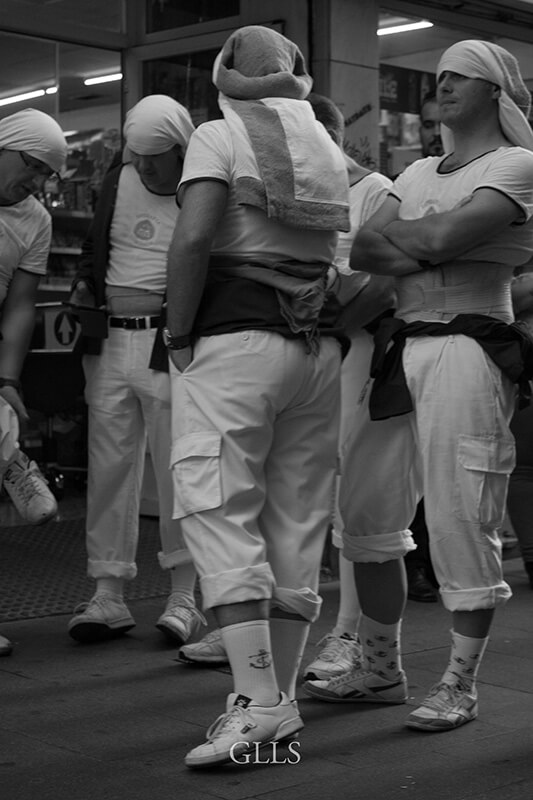 Costaleros esperando el Relevo